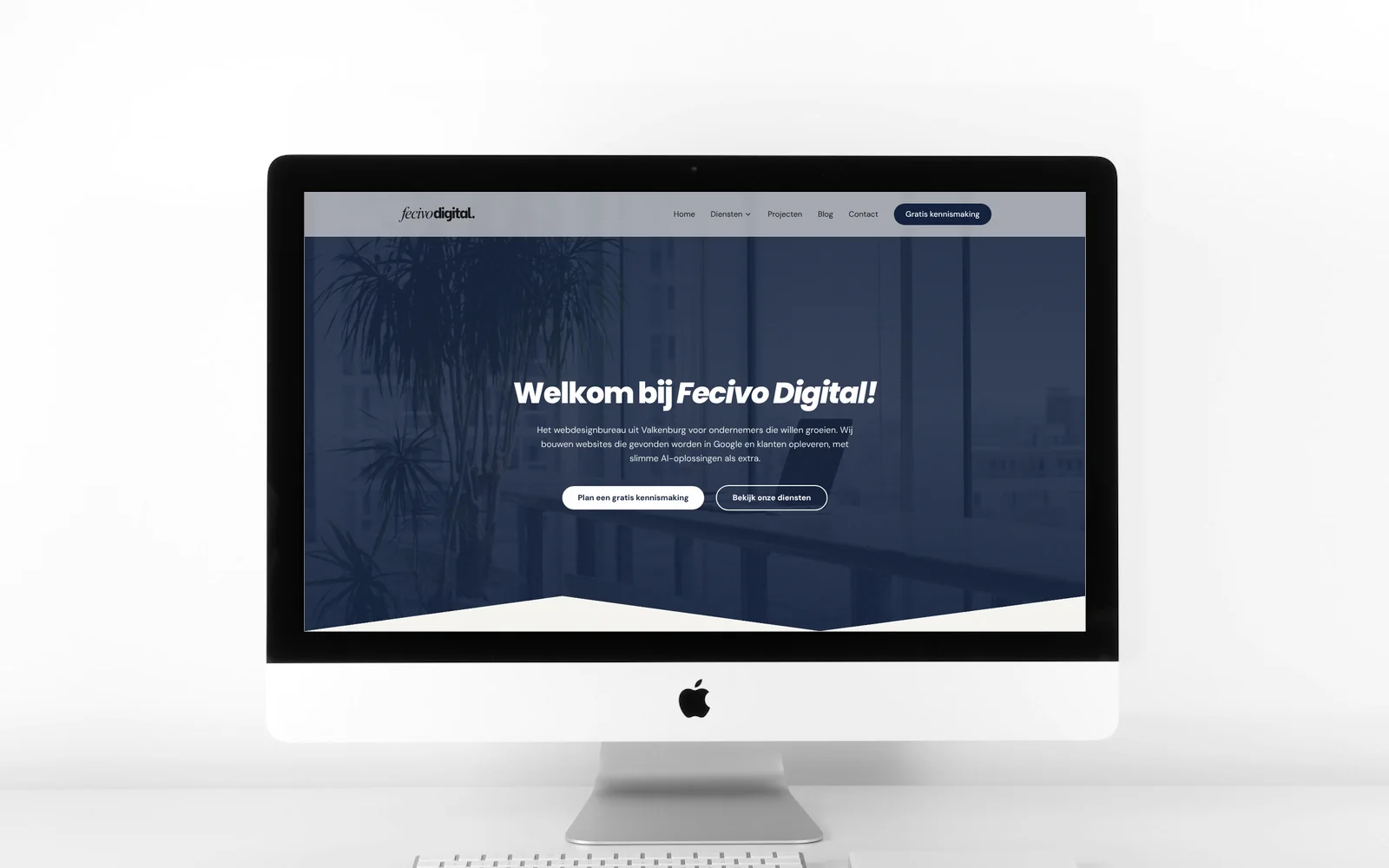 iMac met de website van Fecivo Digital op het scherm